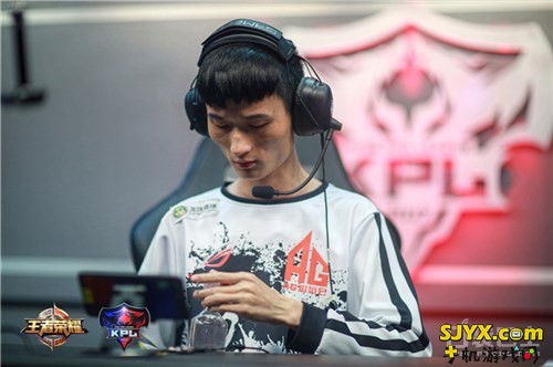 AG超玩会赛前群访：无情老梦泪又会回来了！