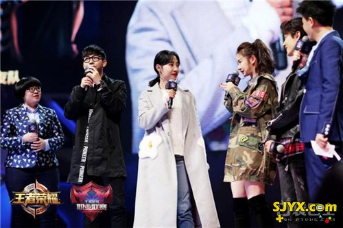 2月18日晚“小绵羊”张艺兴直播《王者荣耀》激情开团！