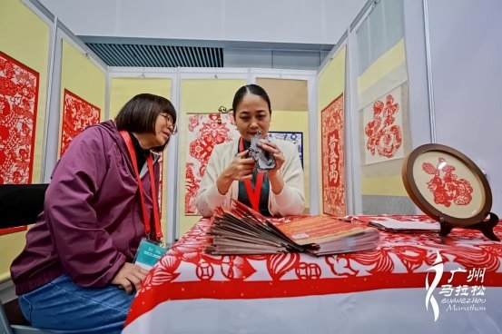 不止于“皮肤”：当非遗剪纸成为益世界《这城有良田》城池生长的“肌理”