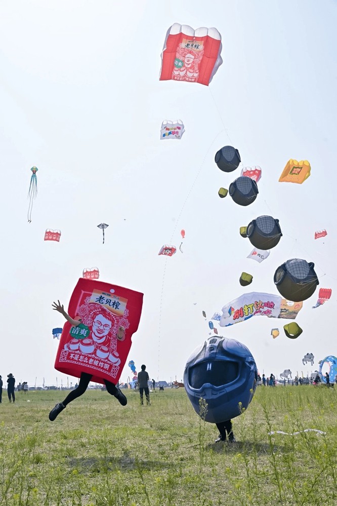 暗区名梗上天！“大运”和“老贝榨”被做成风筝了？